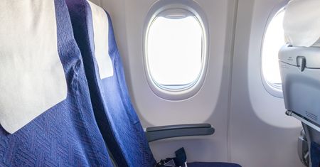 Dlaczego nie wolno przesiadać się do pustego rzędu w samolocie? Odpowiadamy