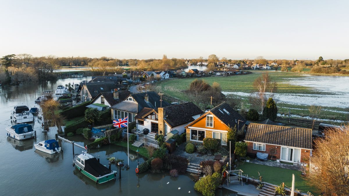 Riverside Houses  at sunset
Riverside houses, sunset, Thames river, UK
Karl Hendon