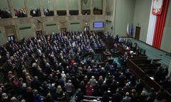 Sejmowe wódka, koniak, gin i amaretto. Ujawniamy, co politycy mogą wypić w "barze za kratą"