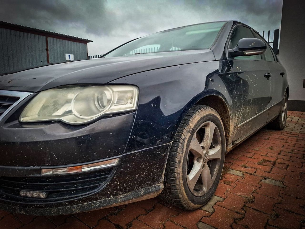 Podlasie: Volkswagen blokował drogę. Pijany kierowca spał oparty o szybę