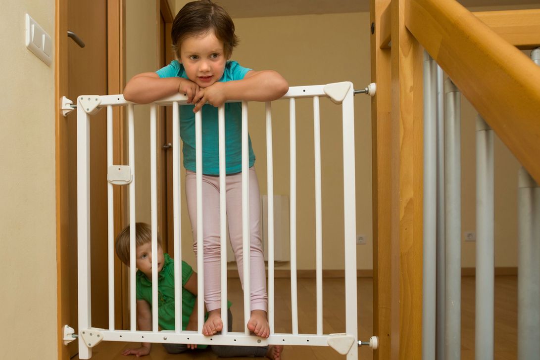 Barierki zamocowane przy schodach uchronią dziecko przed upadkiem