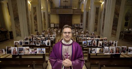Włochy. Ksiądz Giuseppe Corbari odprawił nietypową mszę. W ławkach zamiast wiernych pojawiły się ich zdjęcia