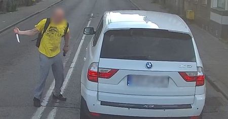 Wyjął nóż i zaczął uderzać w auto. Agresywny mężczyzna w rękach policji