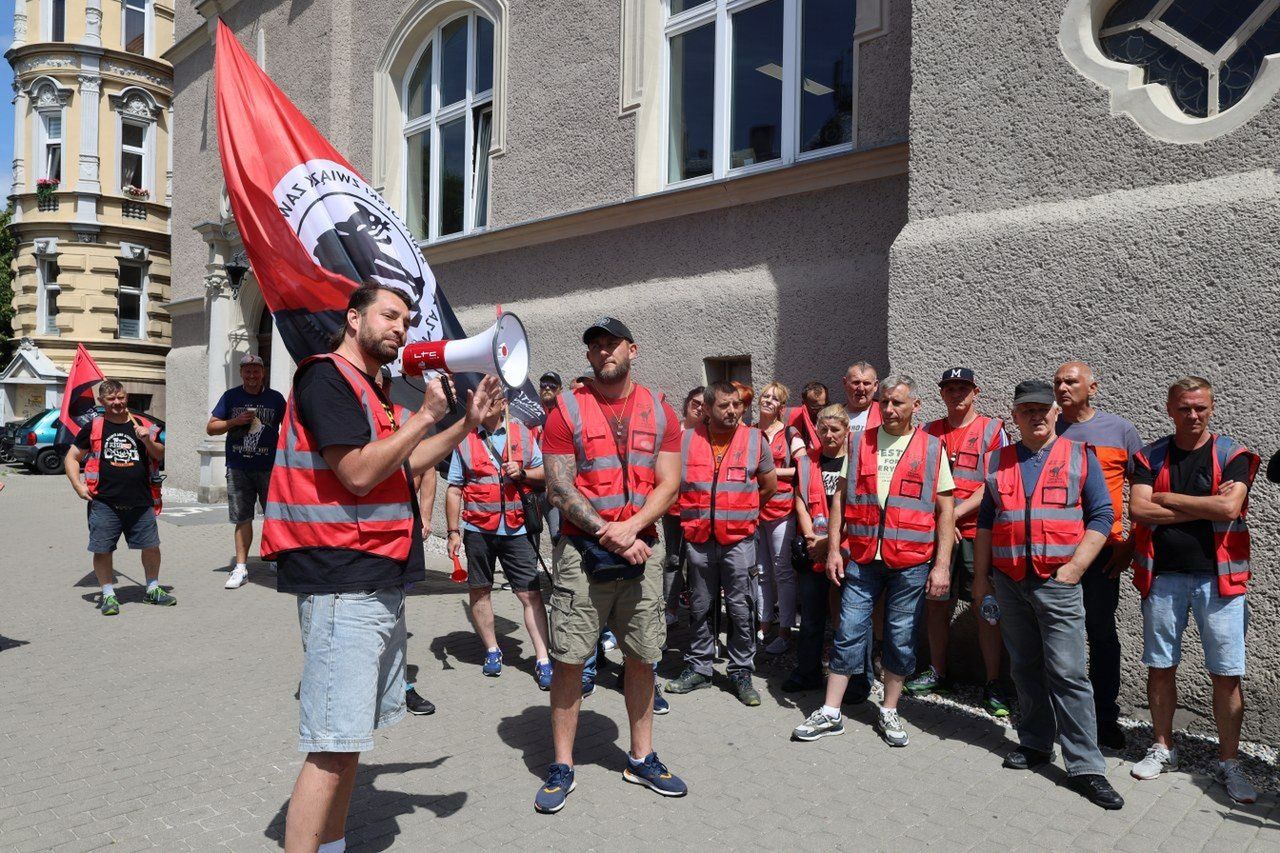 Kolejny tydzień strajku w Jeremiasie. Strajkujący poszli przed urząd miasta, zarząd: strajk jest nielegalny i nikogo nie więziono