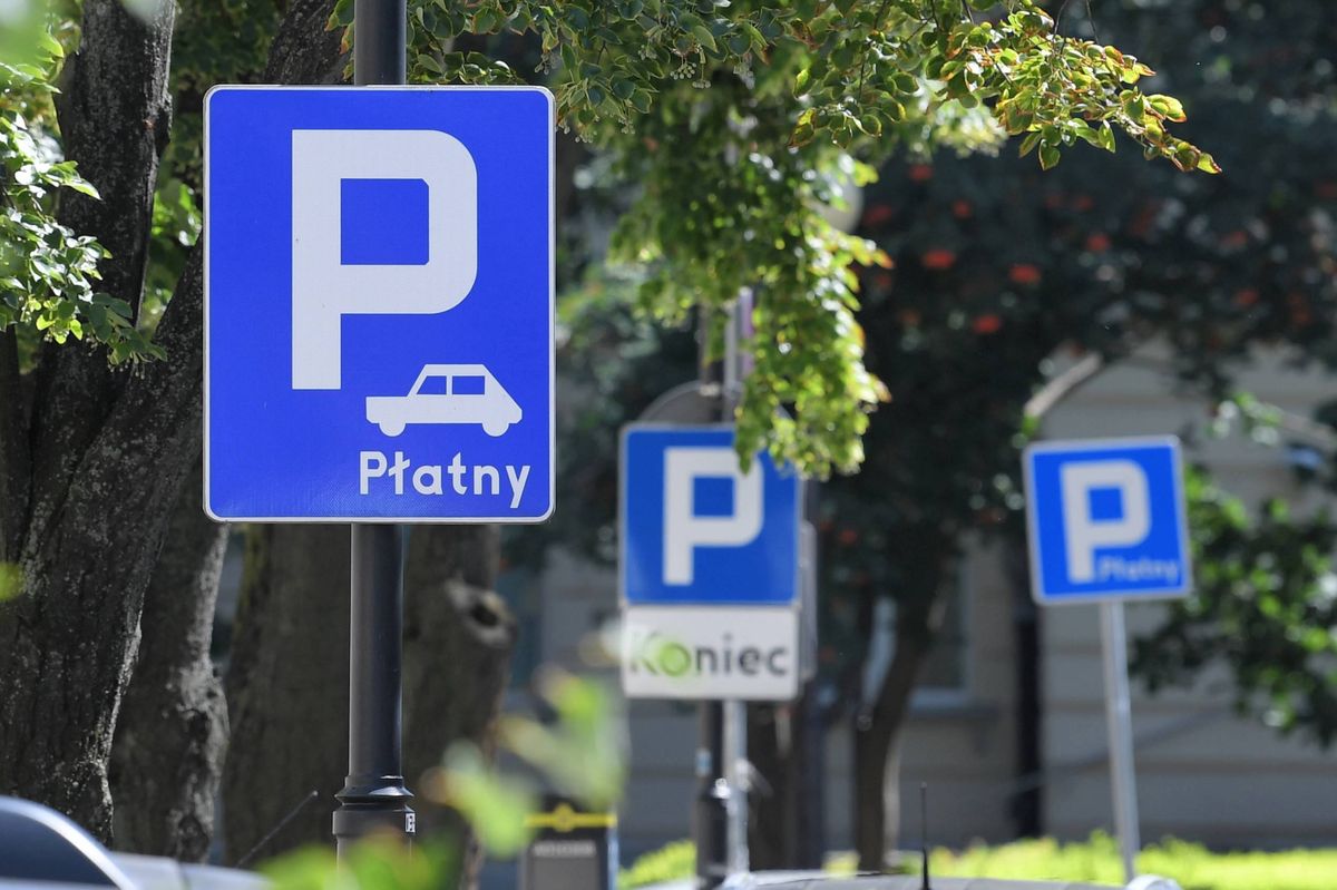 Warszawa. Parkowanie na śródmiejskich podwórkach