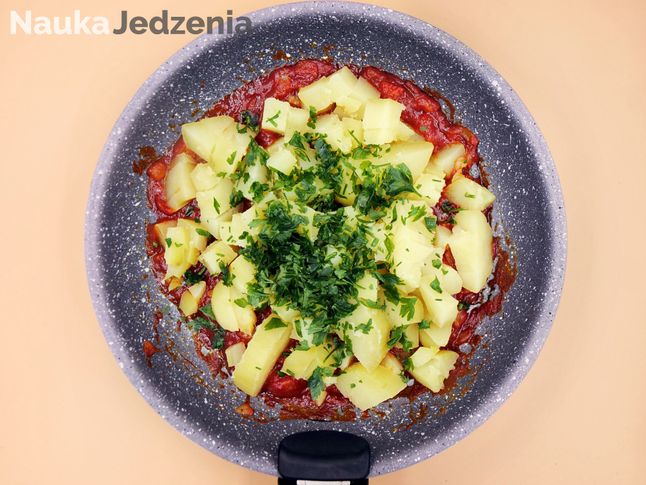 Ziemniaki z natką pietruszki dodane do sosu z cebuli