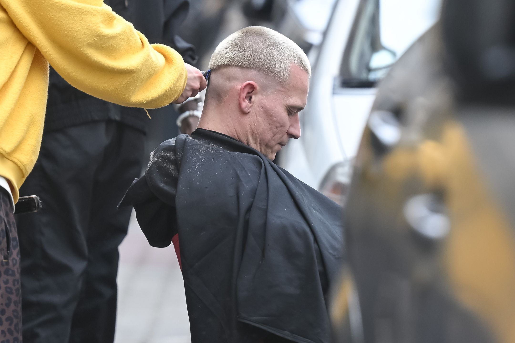 Bart Pniewski goli włosy na ulicy