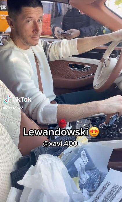 Robert Lewandowski jeździ po Barcelonie nowym mercedesem