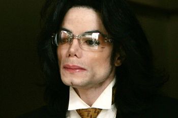 Spadkobiercy Michaela Jacksona pozwani. Piosenkarz oskarżony o handel dziećmi