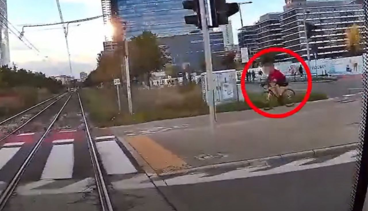 Miał czerwone światło. Rowerzysta nagrany. Boli od samego patrzenia