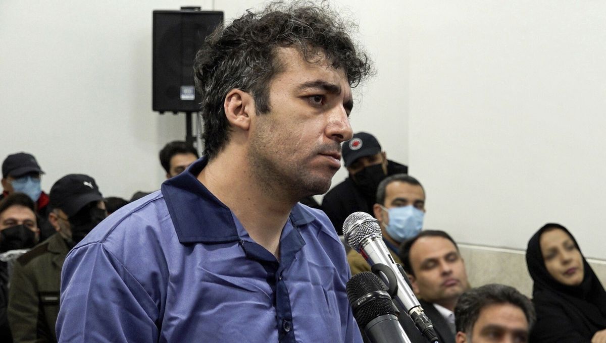 Saleh Mirhashemi uczestniczy w procesie w mieście Isfahan w Iranie.