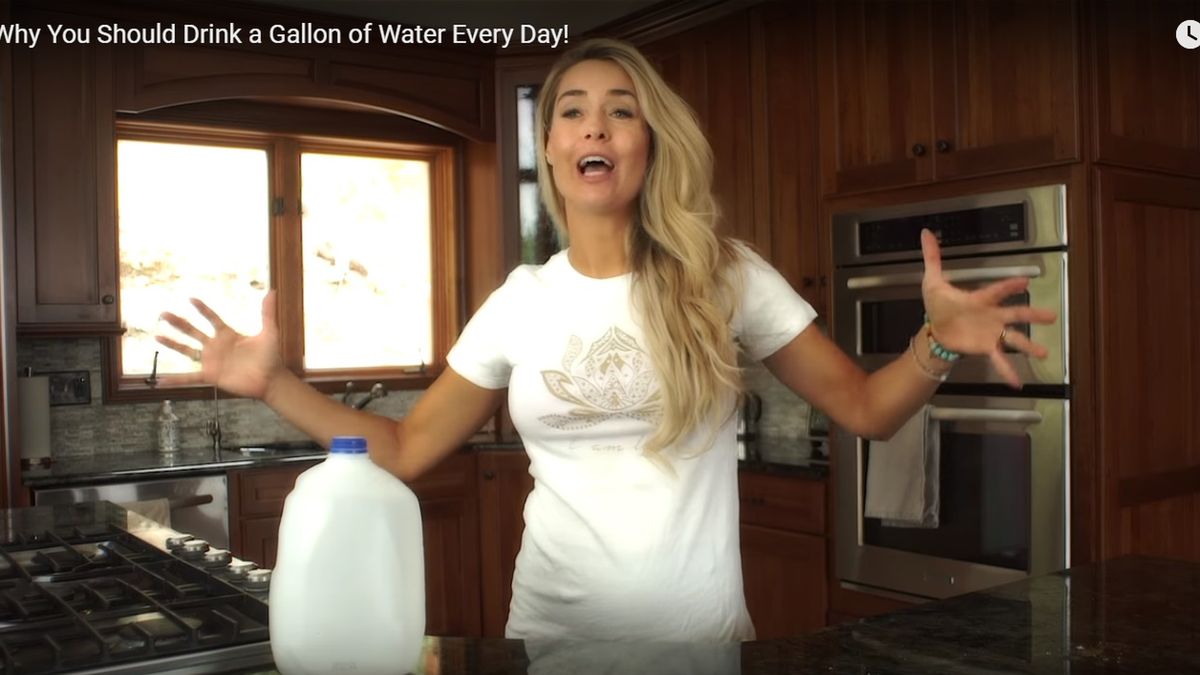 Danette May zachęca, by pić galon wody każdego dnia