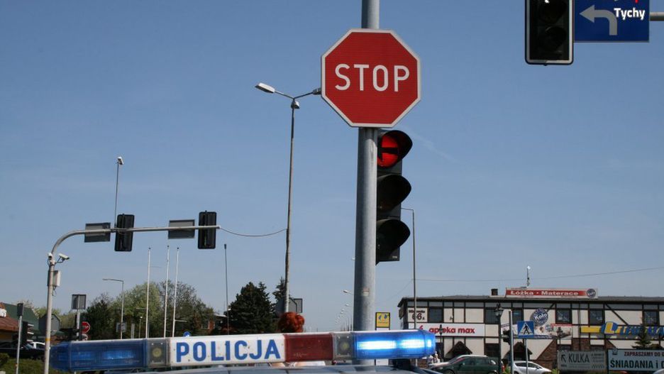 W Tychach poszukiwany mężczyzna. wpadł bo przechodził przez drogę na czerwonym świetle.