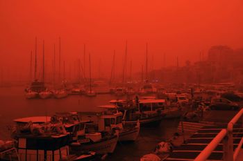 Zdjęcia z Grecji. Niebo nad turystyczną wyspą wyglądało, jakby zapłonęło