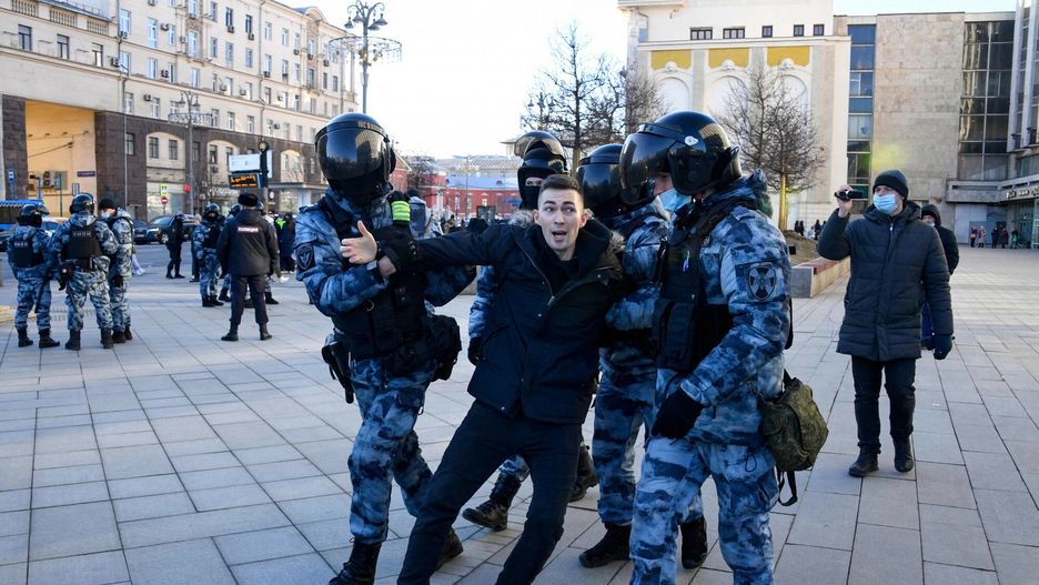 Rosjanie przeciw wojnie w UkrainieTOPSHOT - Police officers detain a man during a protest against Russia's invasion of Ukraine in central Moscow on February 27, 2022. (Photo by Alexander NEMENOV / AFP)ALEXANDER NEMENOV