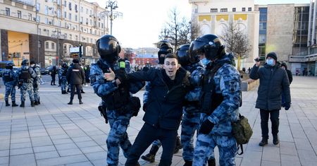 Rosyjska policja zatrzymała małe dzieci. Noc spędziły za kratami