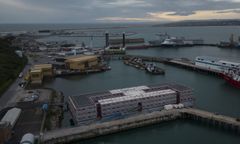 Wielka Brytania: 6 mln dziennie za hotele dla imigrantów. Teraz czas na barkę