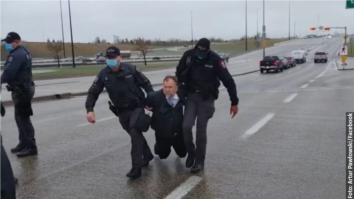 Kaznodzieja wyrzucony ze swojego kościoła w Kanadzie przez policję.