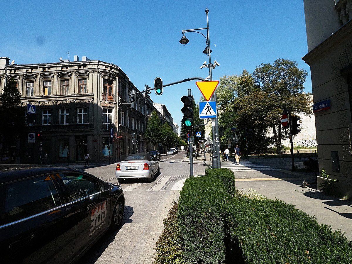 Skrzyżowanie Jaracza i Wschodniej - kostka na jezdni pozostawia wiele do życzenia