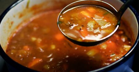 Kiedyś jesienią raz w tygodniu w każdym polskim domu. Dziś się na nią krzywimy, a pomaga schudnąć