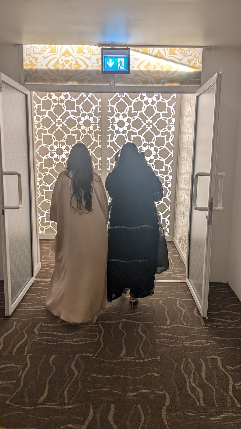 Długie stroje zakrywające ciało to standard podczas iftar