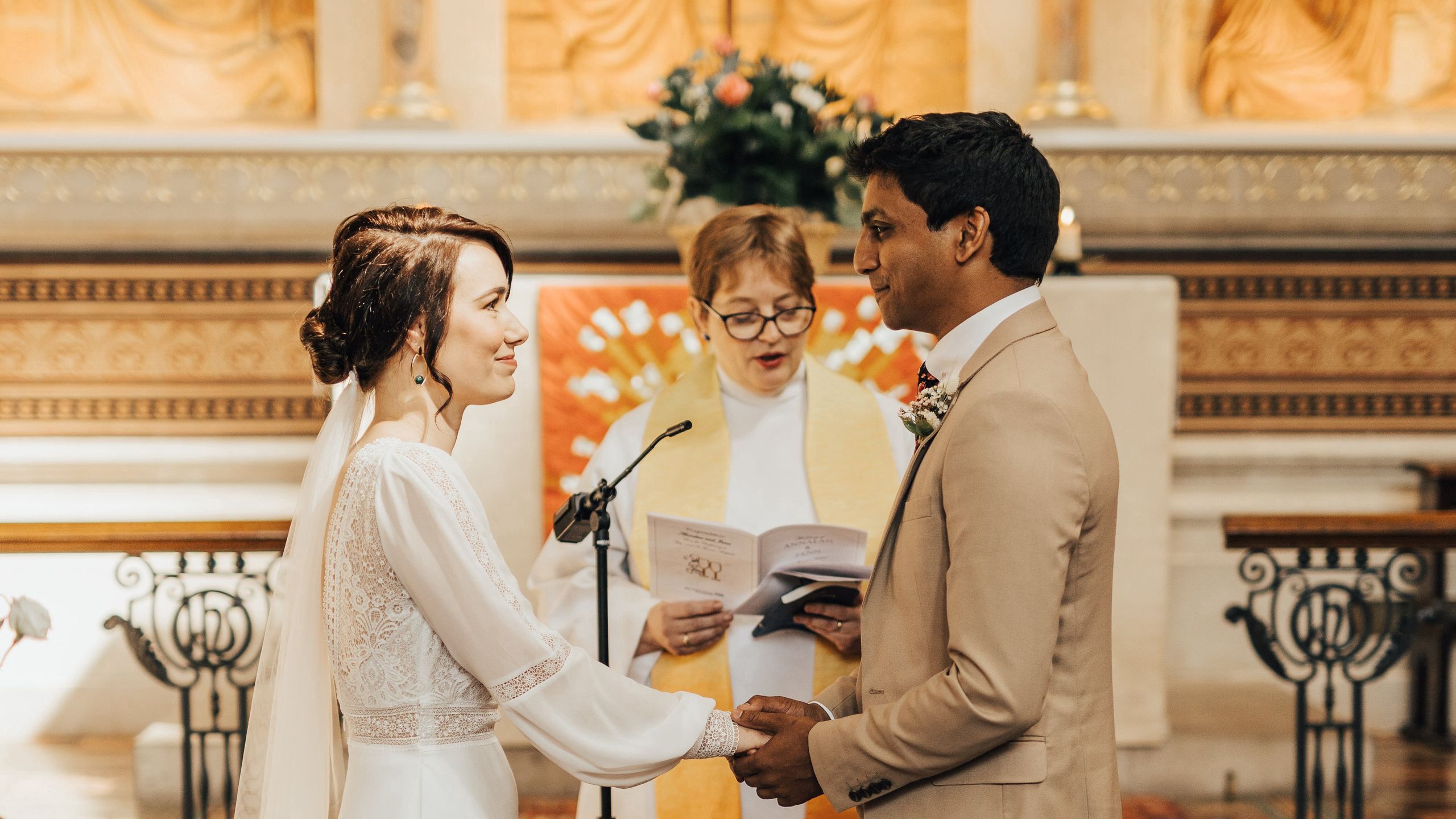 A doctor and nurse from St Thomas’ who had to cancel their wedding due to the #coronavirus outbreak have got married in the hospital’s historical chapel.