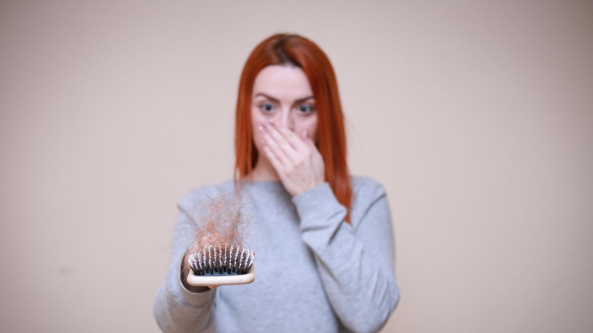 Po przechorowaniu COVID-19 mogą wypadać włosy