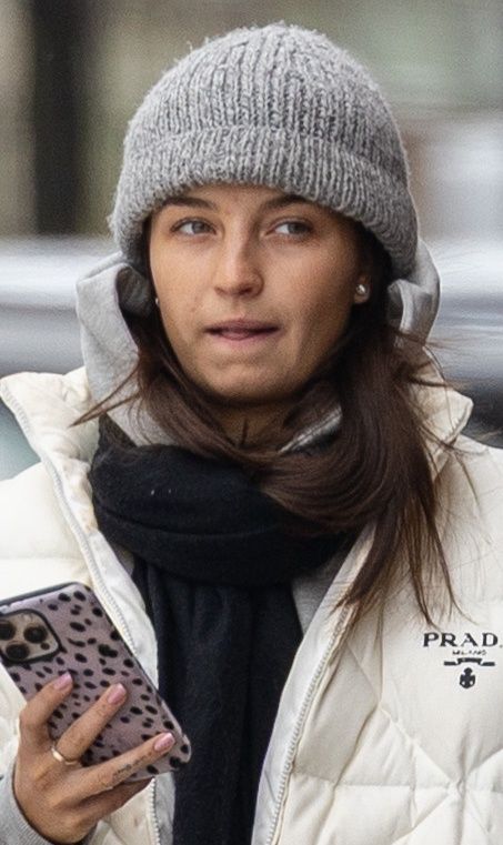 Odziana w dres Julia Wieniawa snuje się po mieście