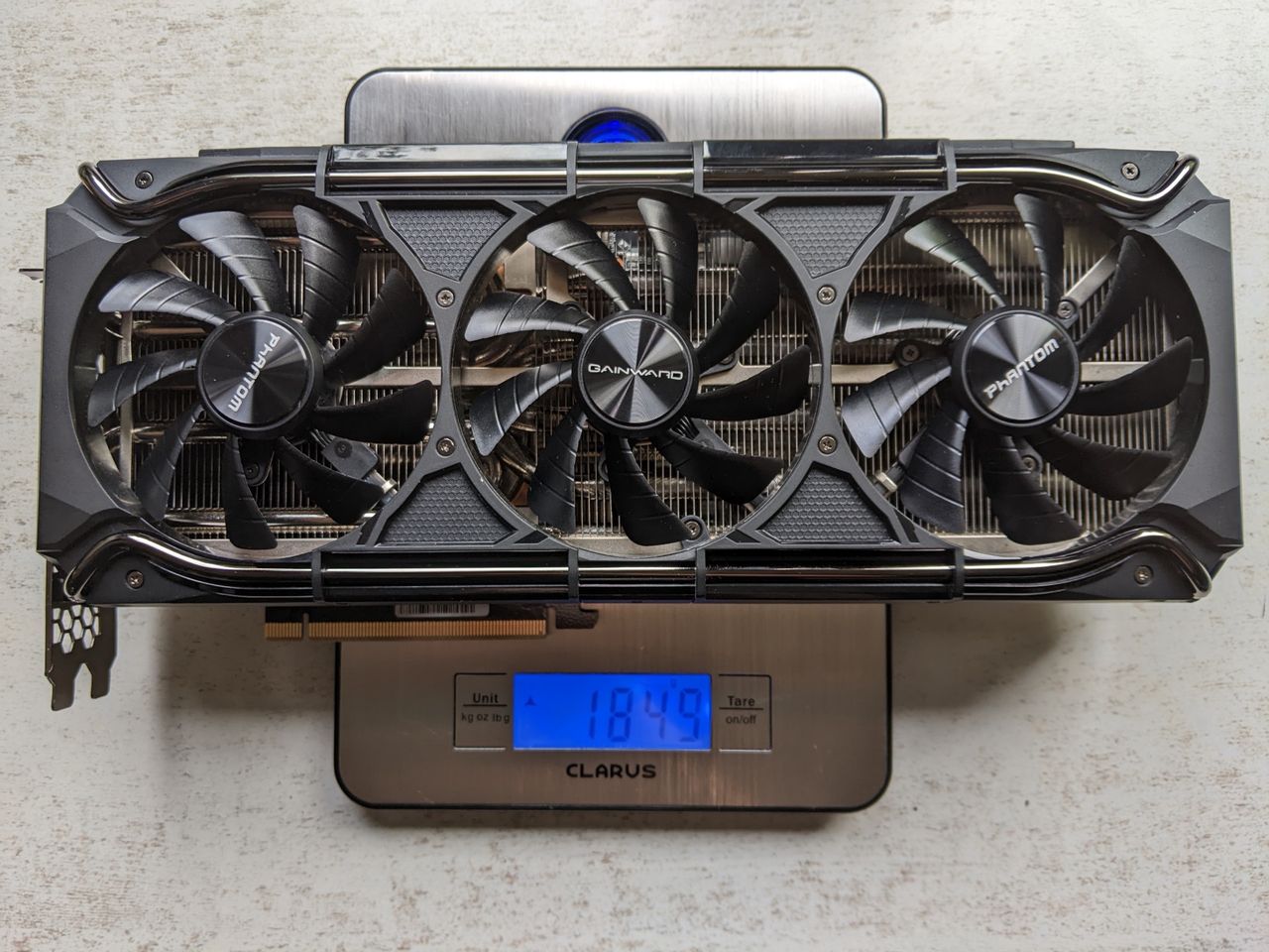 Gainward GeForce RTX 3090 Ti Phantom GS to prawdziwa waga ciężka