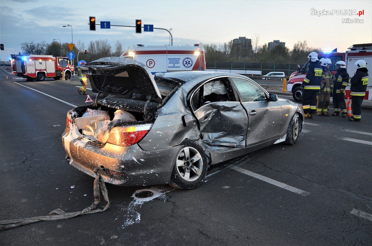 61-letni kierowca bmw wjechał na skrzyżowanie na czerwonym świetle