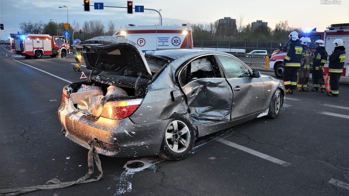 61-letni kierowca bmw wjechał na skrzyżowanie na czerwonym świetle