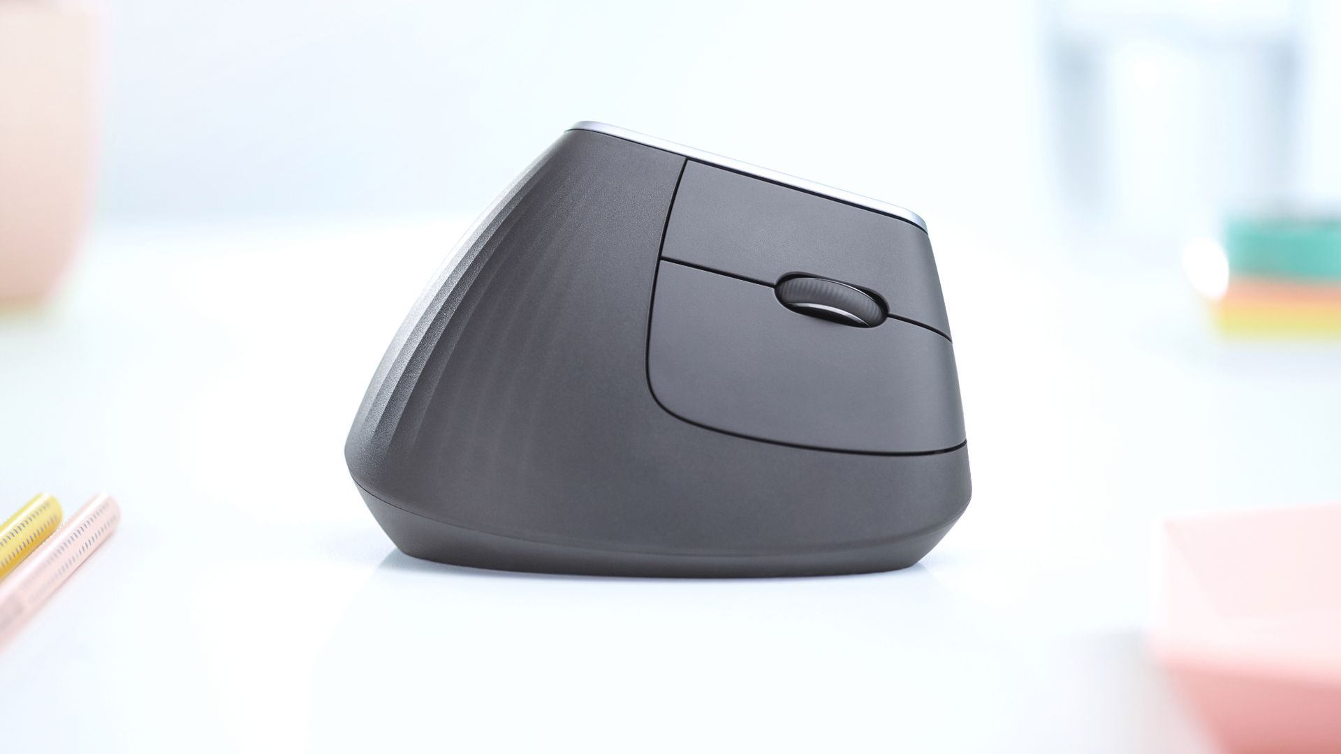 Logitech MX Vertical – ergonomiczna mysz, dzięki której unikniesz problemów z nadgarstkiem 3