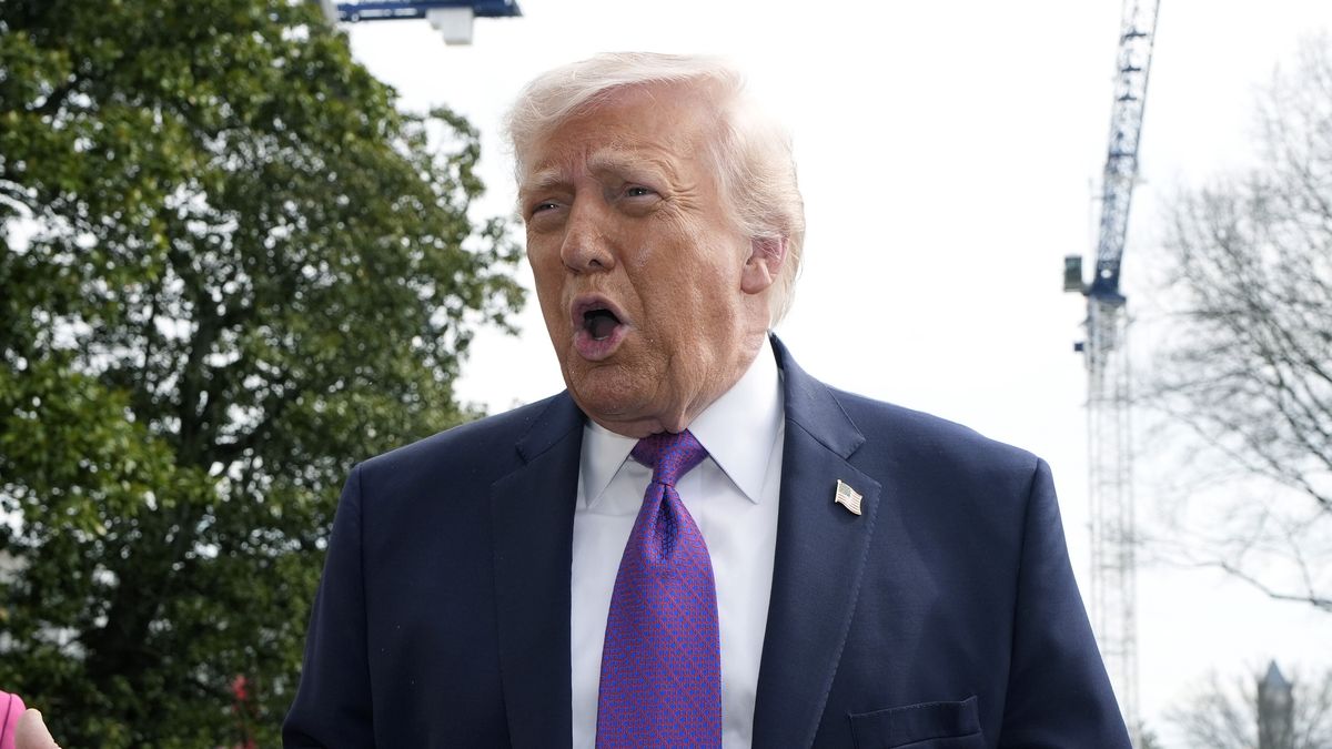 US President Donald Trump, standing next to White House Press Secretary Karoline Leavitt, speaks to the media on the South Lawn of the White House in Washington, DC, USA, 11 March 2026, before boarding Marine One helicopter en route to Hebron, Kentucky. EPA/YURI GRIPAS / POOL Dostawca: PAP/EPA.