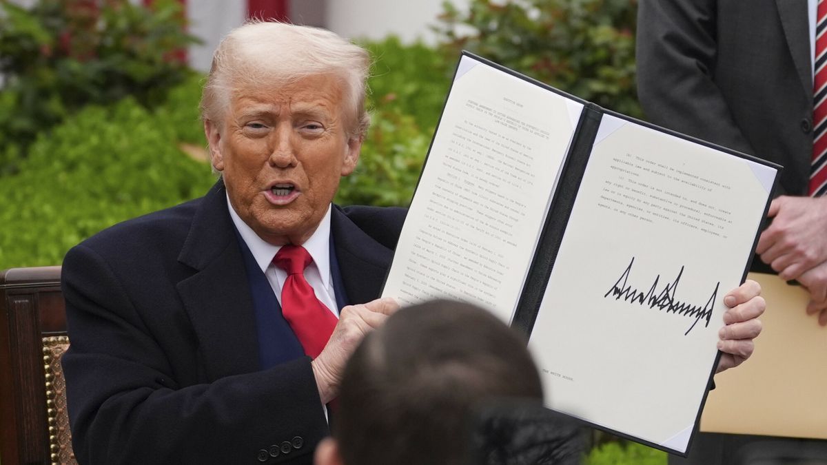 Prezydent Trump podpisa? rozporz?dzenie nak?adaj?ce c?a wzajemne
President Donald Trump holds.a signed executive order during an event to announce new tariffs in the Rose Garden of the White House, Wednesday, April 2, 2025, in Washington. (AP Photo/Evan Vucci)
Evan Vucci
