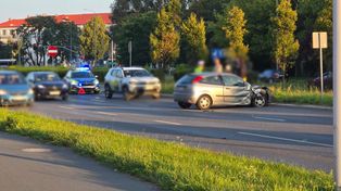 Zderzenie na al. Piłsudskiego. 79-latek nie ustąpił pierwszeństwa podczas zmiany pasa!