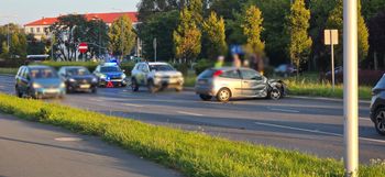 Zderzenie na al. Piłsudskiego. 79-latek nie ustąpił pierwszeństwa podczas zmiany pasa!