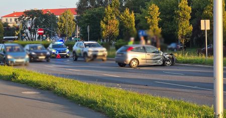 Zderzenie na al. Piłsudskiego. 79-latek nie ustąpił pierwszeństwa podczas zmiany pasa!