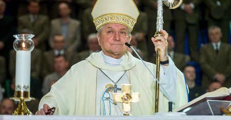 "Zabawa w chowanego". Biskup Edward Janiak udzieli święceń kapłańskich, mieszkańcy reagują