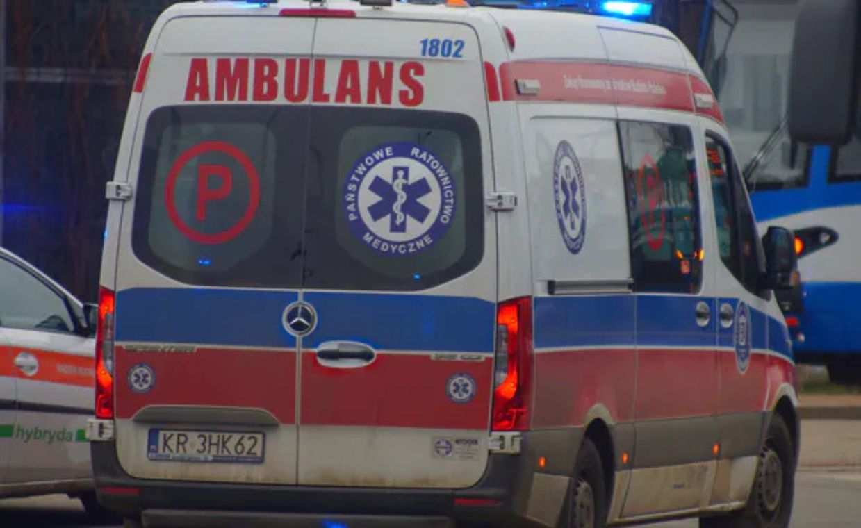 Pijany obcokrajowiec awanturował się w karetce. Musiał opuścić Polskę
