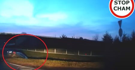 Pijany kierowca przeleciał przez rondo. W sieci pojawiło się nagranie