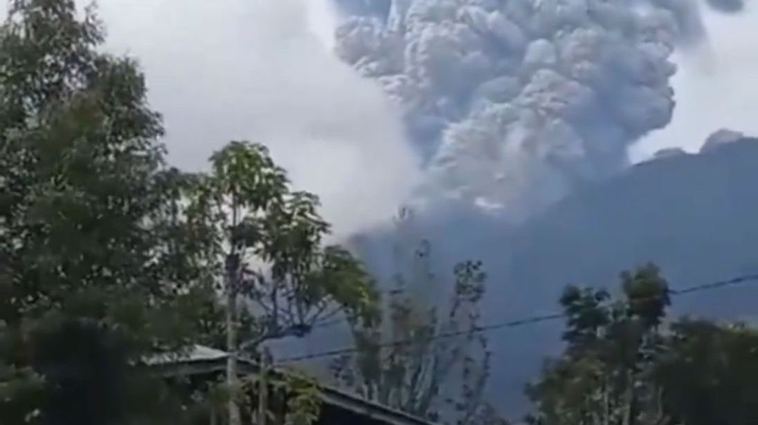 Erupcja wulkanu w Indonezji.