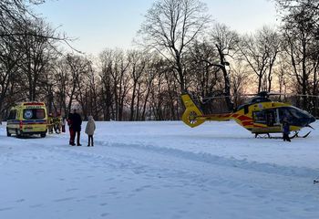 12-latek zjeżdżał na "jabłuszku" i uderzył w drzewo. Ma poważne obrażenia ciała