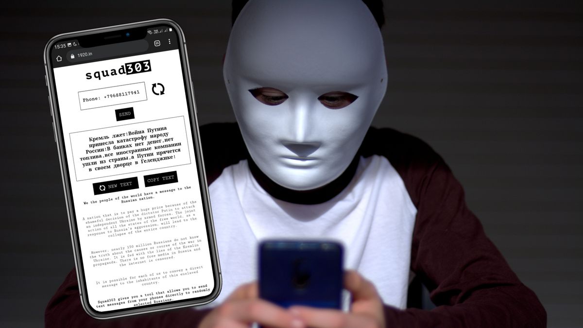 Mężczyzna w masce korzystający ze smartfonu