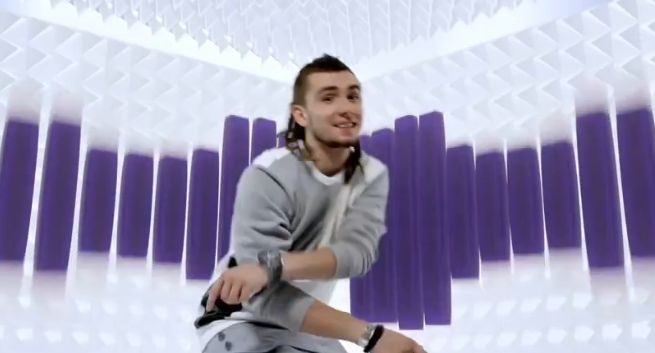 Kamil Bednarek muzycznie reklamuje Formułę Mix Elastyczną i zasięg 4 sieci w Play (wideo)