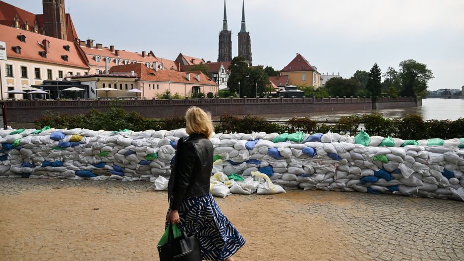 Fala powodziowa przechodzi przez Wrocławi