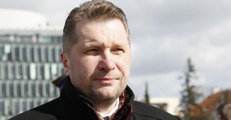 Czarnek pokazał, co dzieje się pod Sejmem. Dostało się Hołowni