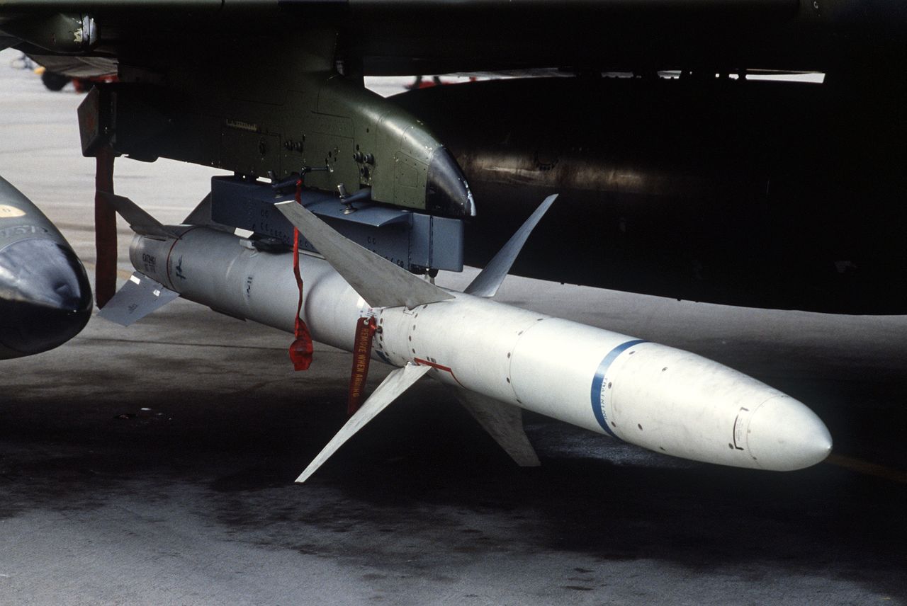 AGM-88 HARM podwieszony pod F-4G Phantom II.
