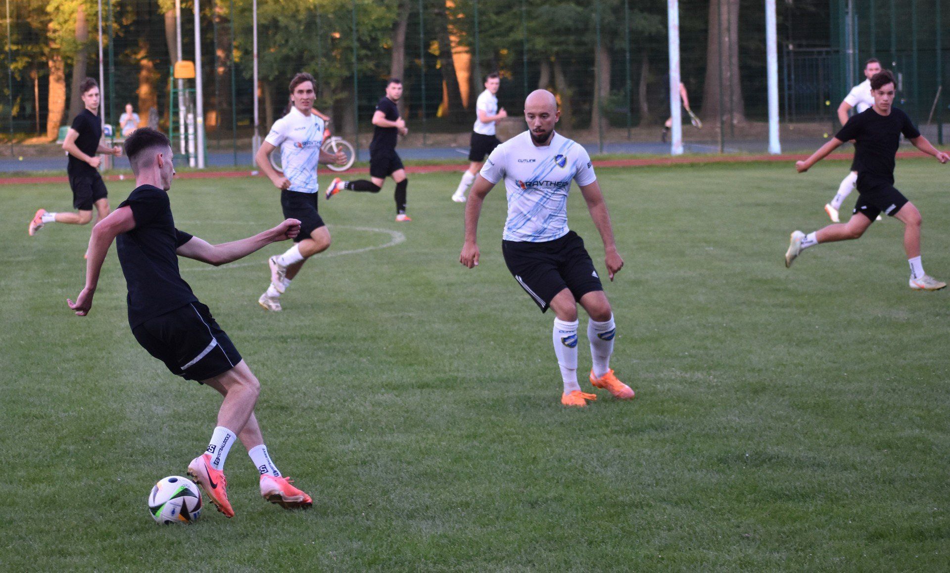 Proszowianka (białe stroje) pokonała w meczu kontrolnym Nadwiślankę Nowe Brzesko 4:2