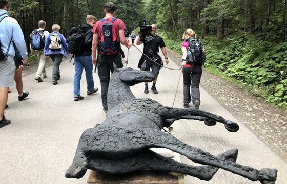 Fundacja Viva! ciągnęła na trasie do Morskiego Oka rzeźbę martwego konia