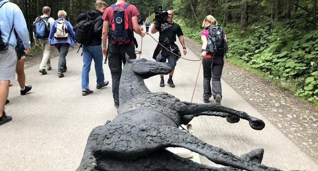 Fundacja Viva! ciągnęła na trasie do Morskiego Oka rzeźbę martwego konia